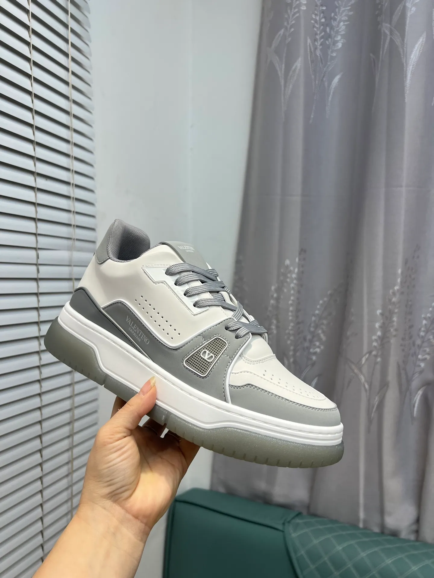 Men's Men's Shoes 💰660 Valentino 2023 early autumn new star shoes are now online! Wang Hedi and Ren Jialun have been worn by many celebrities. Who can refuse the same couple shoes as Wang Hedi! The design of Stars Stab My Heart is cool and spicy. The material of the shoes is cowhide, and every color is beautiful! Size 35-40, men’s size 39-44 (women’s 41, men’s 38, 45🉑️customized)